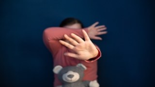 Φρίκη! Συνελήφθη 52χρονος γυναικολόγος για πορνογραφία ανηλίκων – Εκατοντάδες αρχεία κακοποίησης βρέθηκαν στα ψηφιακά του πειστήρια