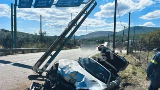 Τροχαίο ατύχημα στην Κορινθία: Όχημα διέλυσε σιδερένιο σκελετό πινακίδας στο Σοφικό – Φωτογραφίες