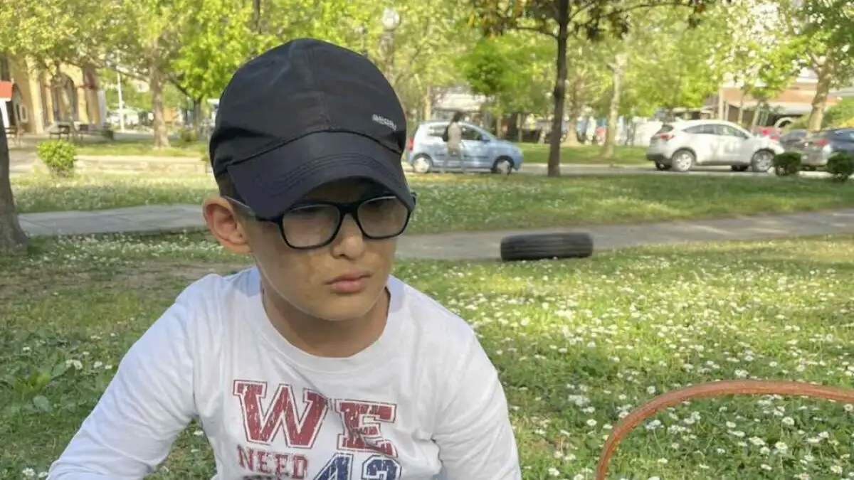 Από το φλεγόμενο διαμέρισμα στην παρέλαση: Η ιστορία του Στέφανου που συγκλονίζει