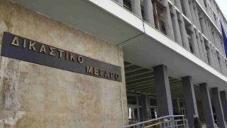 Θεσσαλονίκη: Έβαζε φωτιά στην εξώπορτα της γειτόνισσάς της για τον θόρυβο – Συνελήφθη 58χρονη