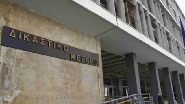 Θεσσαλονίκη: Έβαζε φωτιά στην εξώπορτα της γειτόνισσάς της για τον θόρυβο – Συνελήφθη 58χρονη