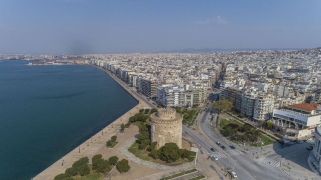«Κατέβα κάτω μη σου γ@@σω»: Τον έβγαλε από το βαν και τον γρονθοκόπησε στη μέση του δρόμου (Βίντεο)