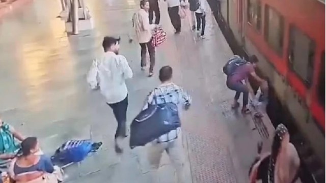 Παραλίγο τραγωδία: Αστυνομικός έσωσε επιβάτη που έπεσε στις ράγες