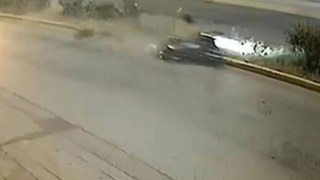 Βίντεο σοκ από το τροχαίο στον Θηβών: Η μοιραία εκτροπή της μηχανής που στοίχισε τη ζωή σε 28χρονο και 26χρονη
