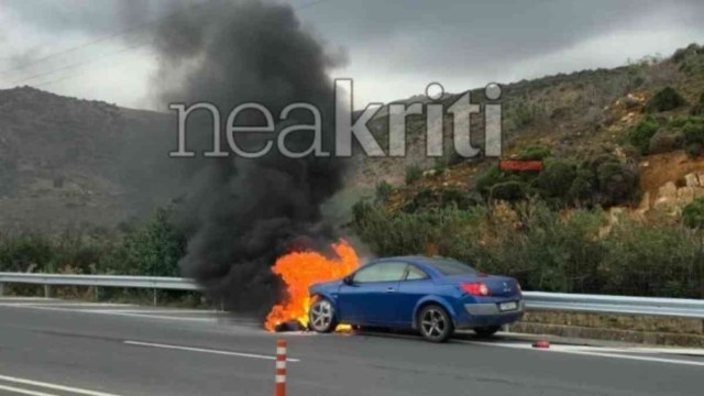 Πανικός στον ΒΟΑΚ: Αυτοκίνητο πήρε φωτιά εν κινήσει με μια οικογένεια μέσα (Εικόνες & Βίντεο)