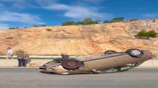 Τροχαίο στην Αθηνών – Κορίνθου: Αυτοκίνητο τούμπαρε λίγο πριν από τα διόδια Ελευσίνας (Βίντεο)