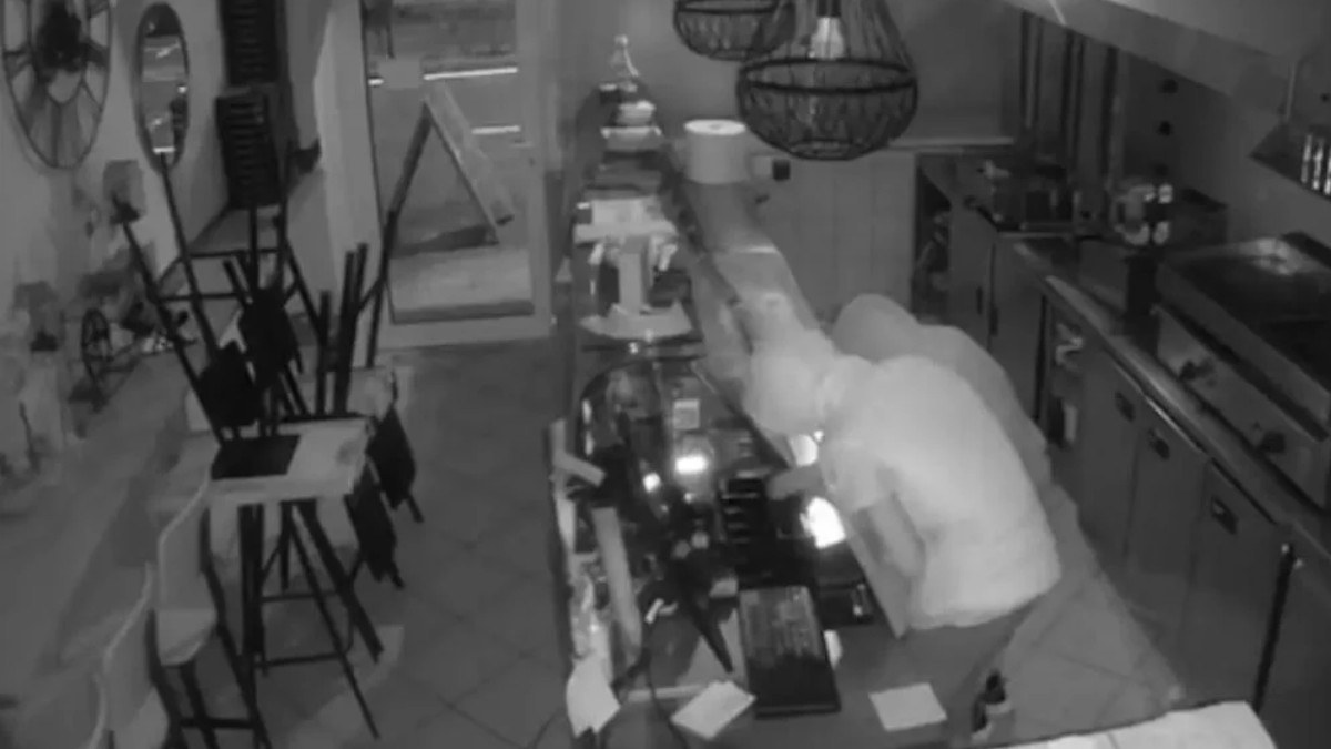 Βόλος: Διαρρήκτες εισέβαλαν τρεις φορές στο ίδιο κατάστημα την ίδια νύχτα (VIDEO)