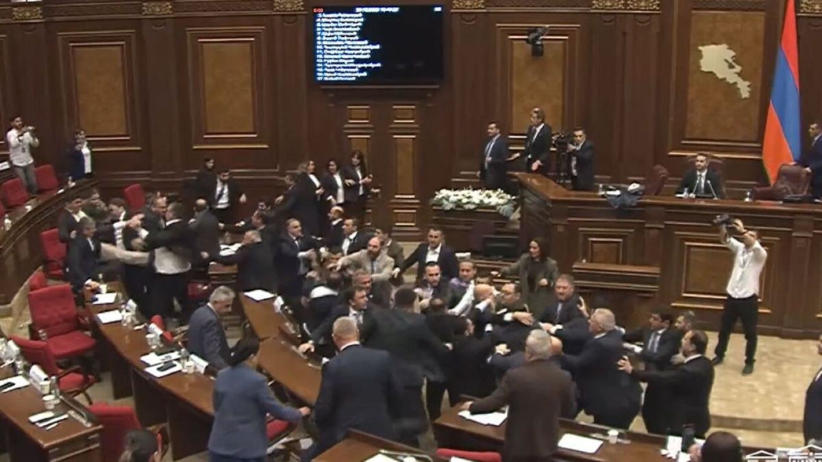Χάος στη Βουλή της Αρμενίας: Βουλευτές πιάστηκαν στα χέρια εν μέσω συνεδρίασης