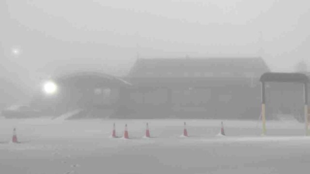 «Winter is coming»: Στα λευκά ο Παρνασσός – Εντυπωσιακές εικόνες από το χιονοδρομικό (Βίντεο)