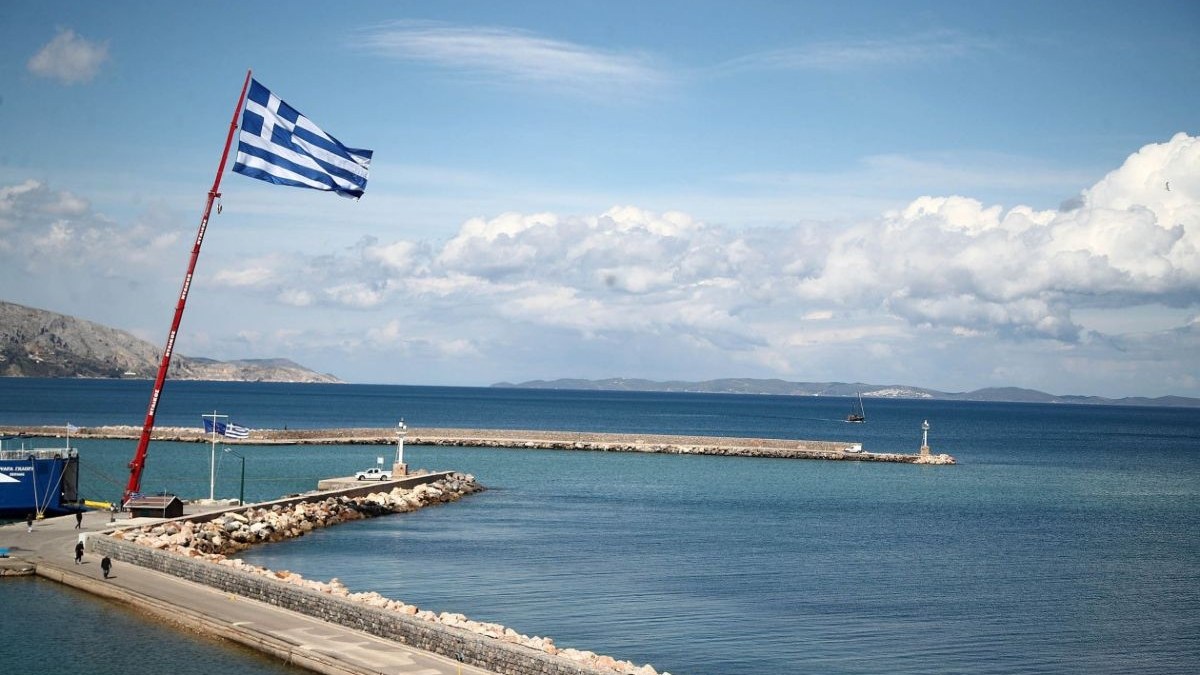 28η Οκτωβρίου: Η ελληνική σημαία των 150 τ.μ. κυματίζει στα 22 μέτρα – Η εντυπωσιακή τελετή στη Χίο