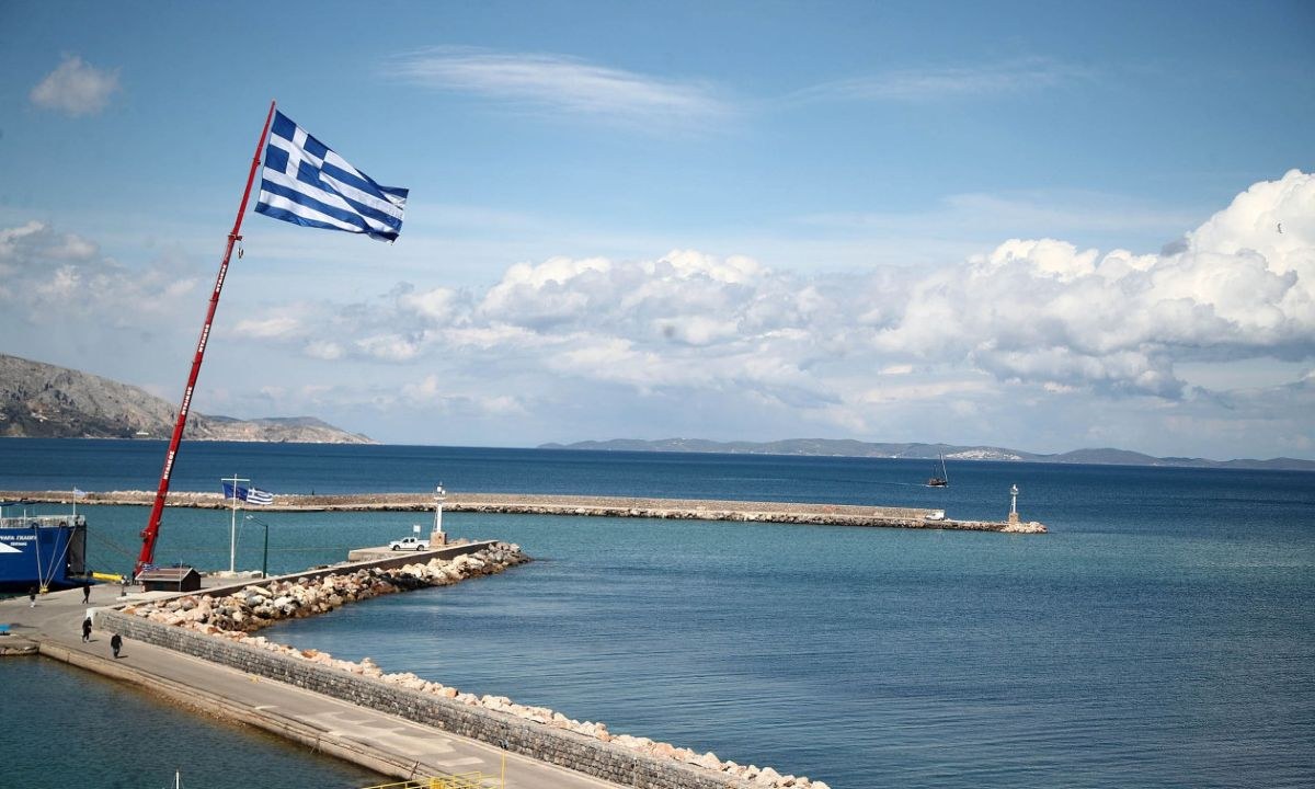 28η Οκτωβρίου: Υψώθηκε στη Χίο η γιγαντιαία ελληνική σημαία των 150 τ.μ. – Εντυπωσιακές εικόνες παρά τη βροχή (Video)