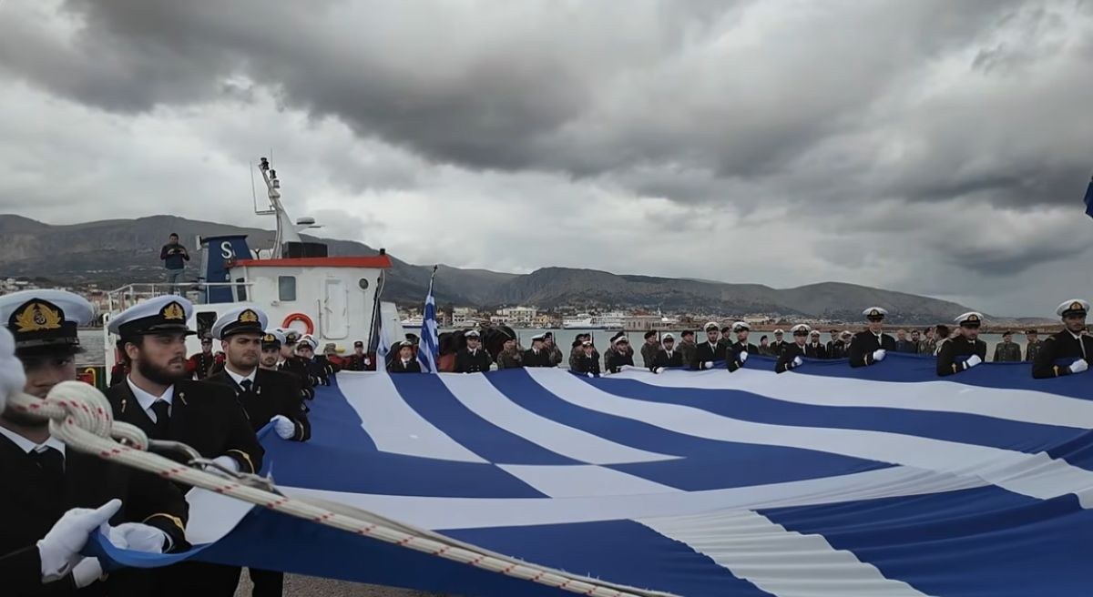 28η Οκτωβρίου: Η γαλανόλευκη των 150 τ.μ. υψώθηκε στο λιμάνι της Χίου – Εντυπωσιακές εικόνες παρά τη βροχή