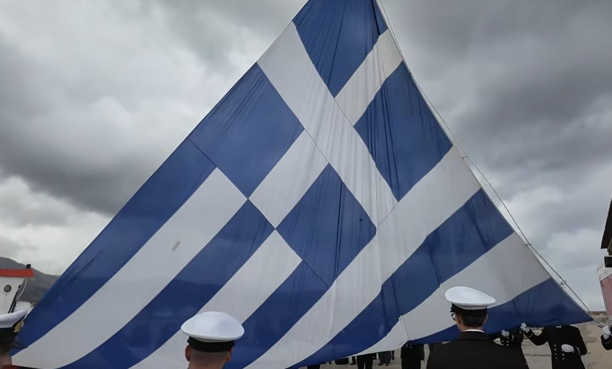 Χίος: Συγκίνηση στην έπαρση της τεράστιας ελληνικής σημαίας – 60 σπουδαστές τη μετέφεραν με τιμές