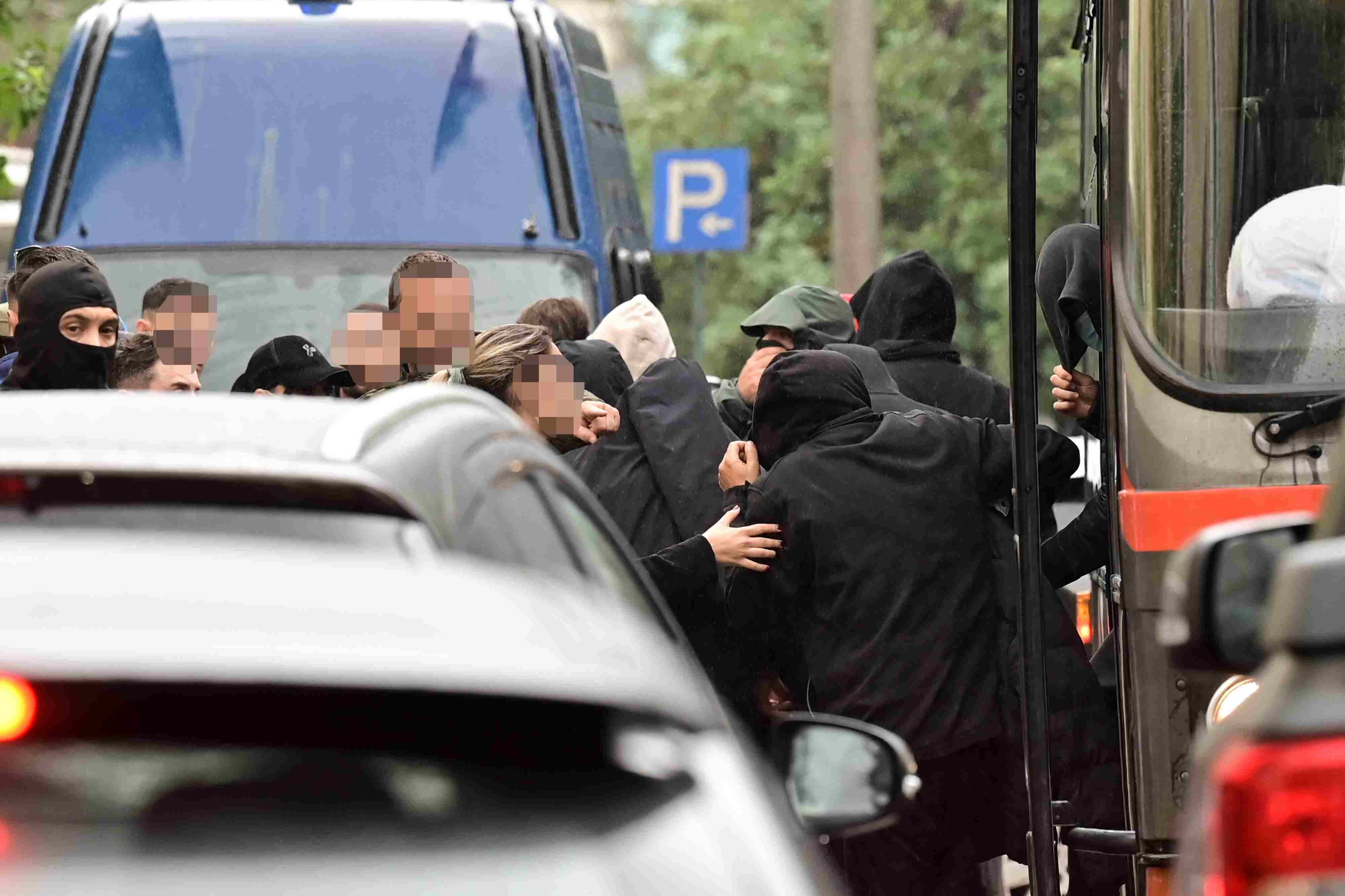 Χωριάτικο: Με πούλμαν στον ανακριτή οι κατηγορούμενοι – Στο μικροσκόπιο επαφές με αστυνομικούς και δήμαρχο